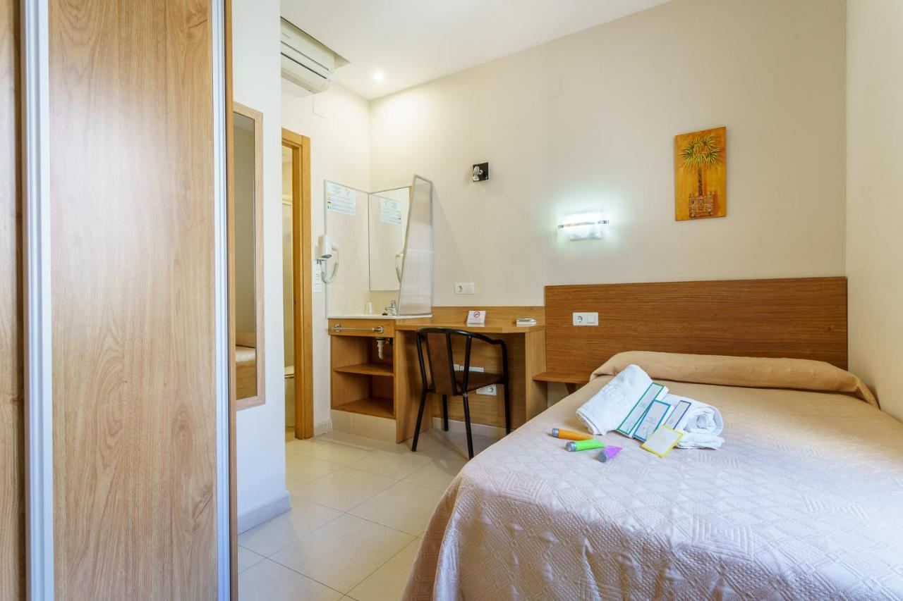 Hostal Costabella Powered By Faro Homes Fuengirola Εξωτερικό φωτογραφία